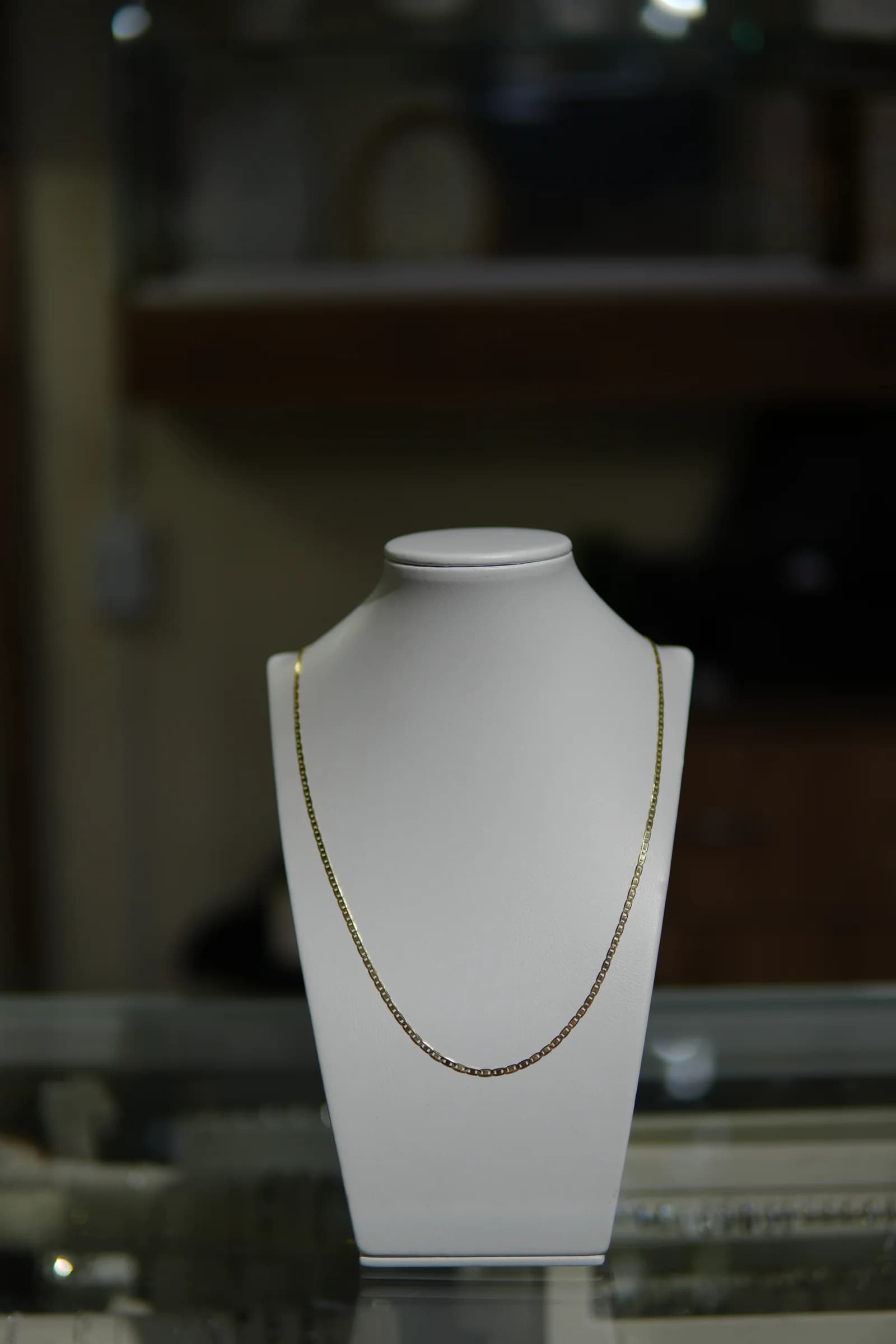 Cadena larga de textura continua en oro amarillo 18k — vista 1