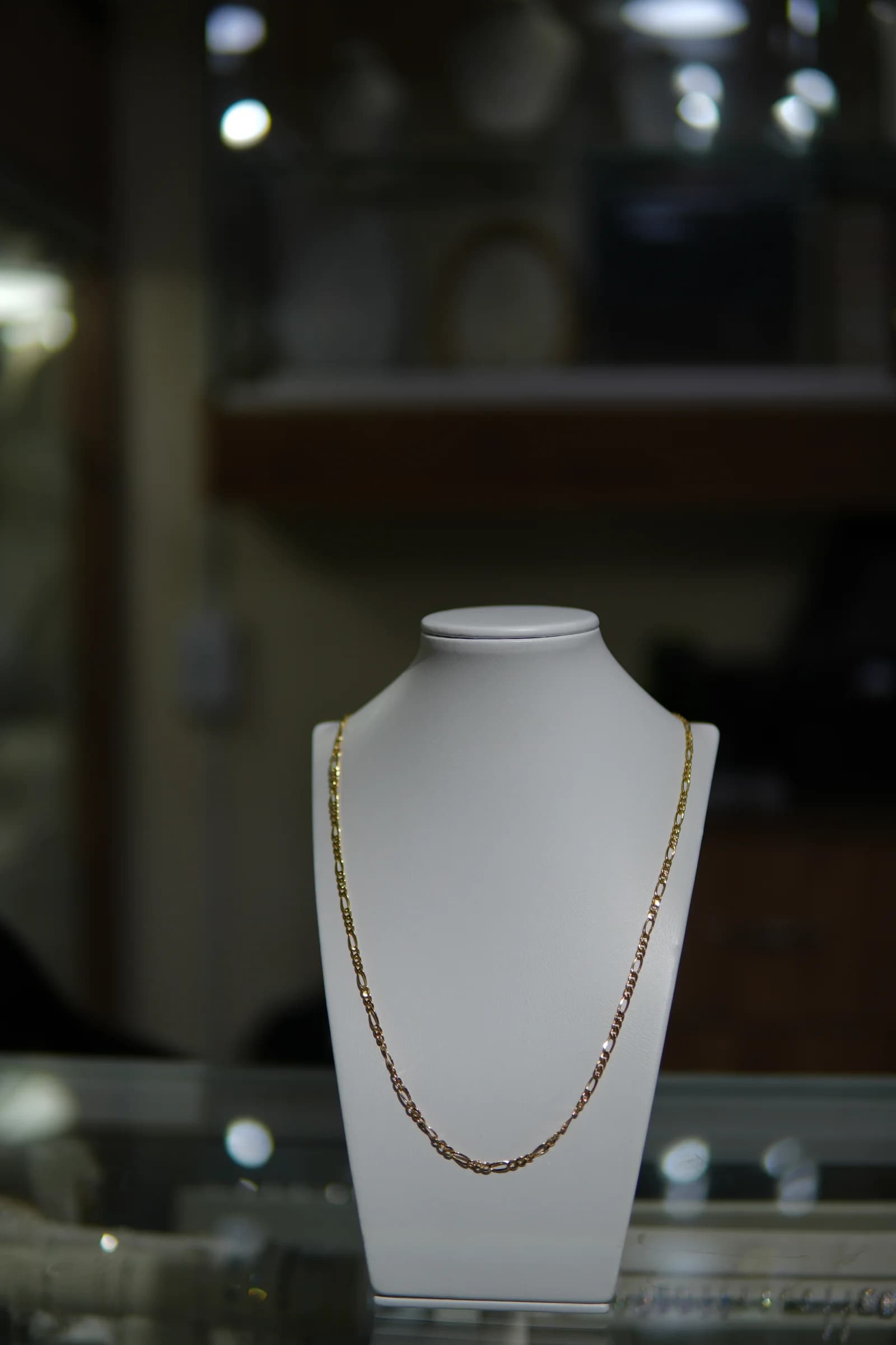 Cadena larga de eslabón texturizado en oro amarillo 18k — vista 1